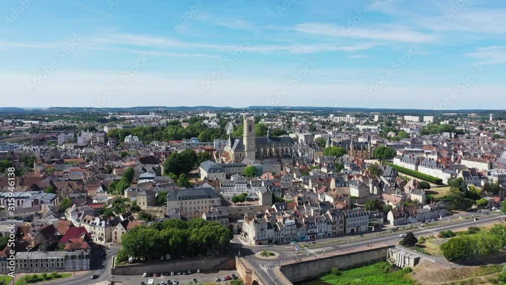 Vue rapprochée de la Loire et de Nevers avec son pont de Loire