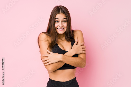 Fotografie Young caucasian fitness woman doing sport isolated going cold due to low temperature or a sickness