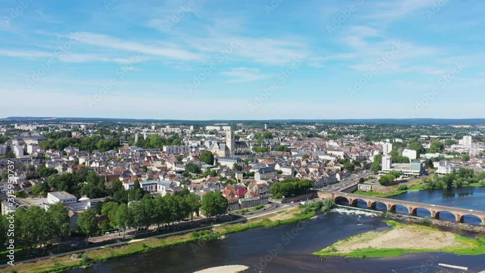 Vue large en rotation de la Loire et de Nevers avec son pont de Loire	