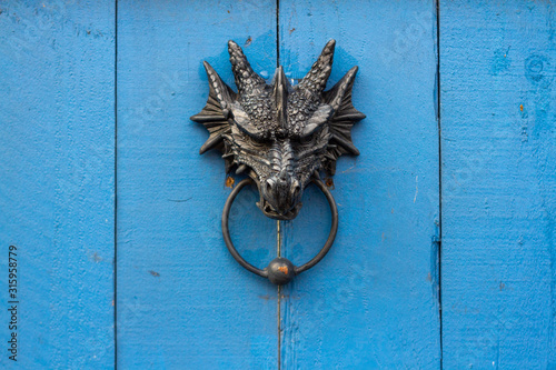 Obraz na płótnie Snarling dragon door knocker guarding a door