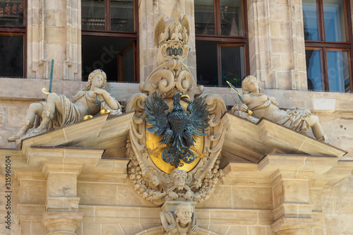 Obraz na płótnie Coat of arms with eagle and sculptures over entrance of the old town hall in Nuremberg, Bavaria, Germany w salonie