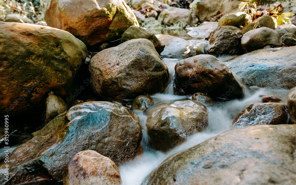 Obraz premium Long exposure of creek running in the California mountains