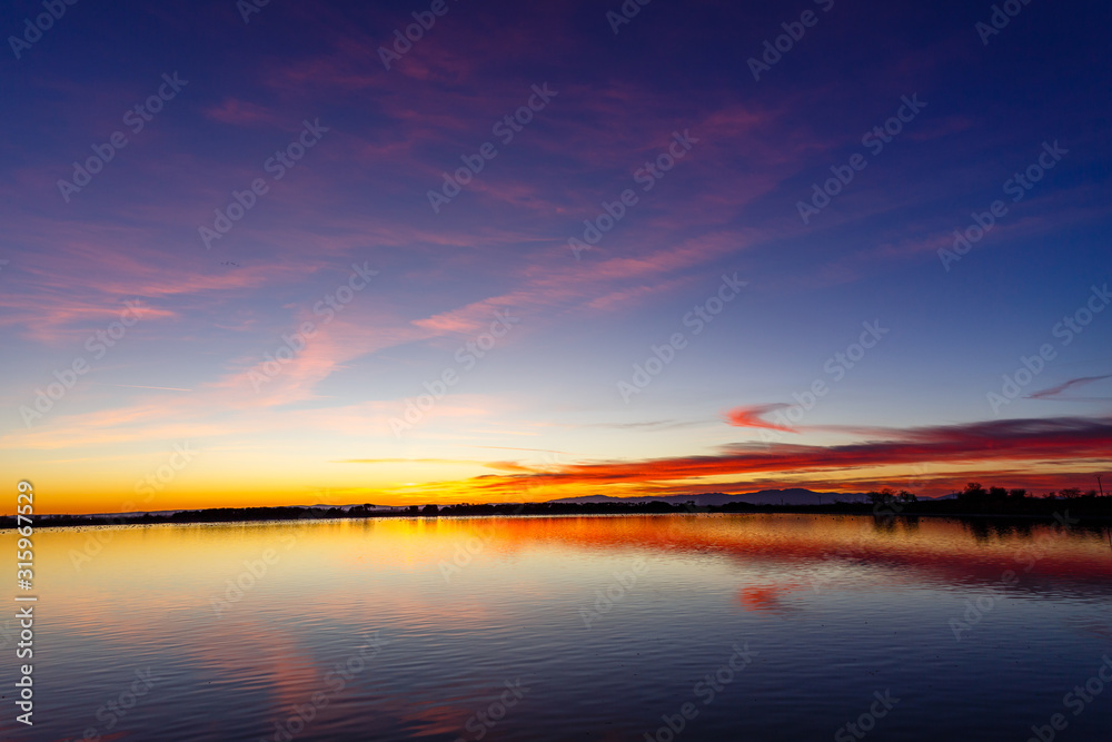 Fototapeta premium Paisaje al atardecer en embalse artificial del Canal de Páramo Bajo, León, España.