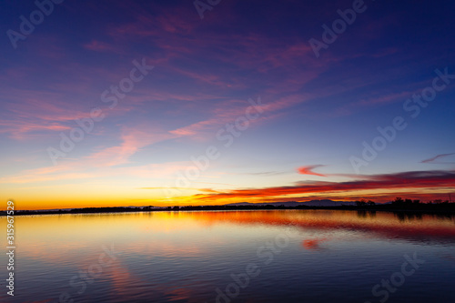 Paisaje al atardecer en embalse artificial del Canal de Páramo Bajo, León, España.