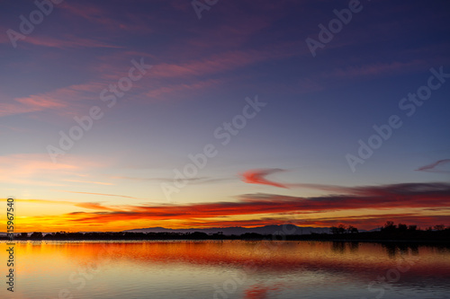 Atardecer desde embalse artificial del Canal de P  ramo Bajo  Le  n  Espa  a.