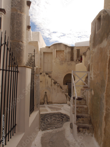 Fototapeta Naklejka Na Ścianę i Meble -  Emporio, the largest village of Santorini,Greece. Views of Castle and typical buildings and streets of the central historical part.