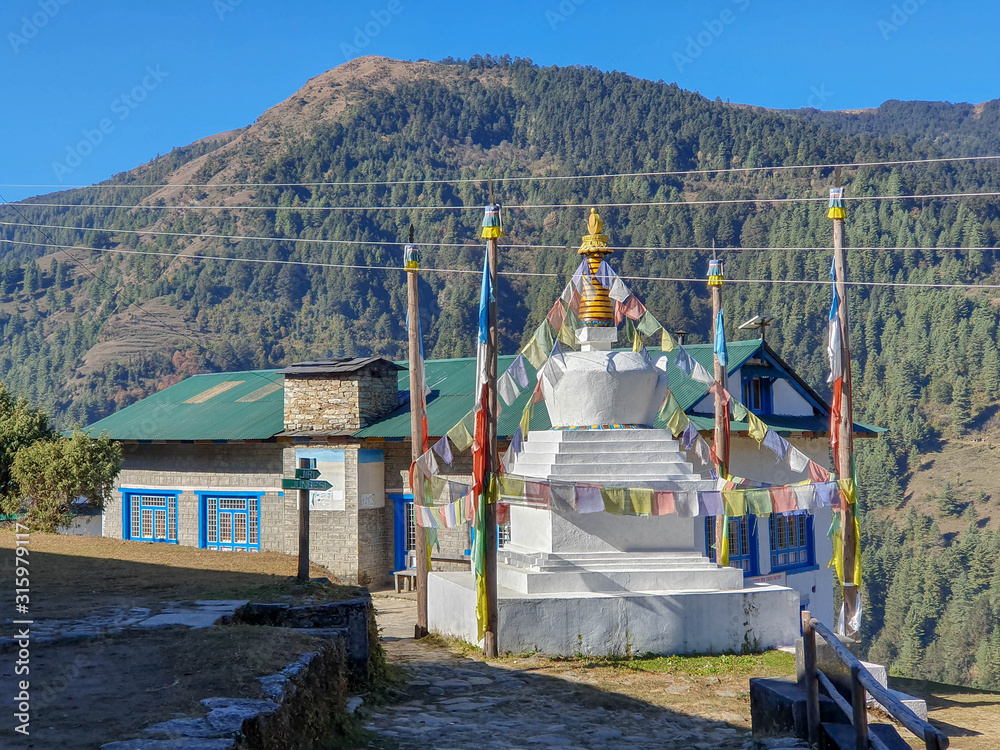 Obraz premium Local lodges on the trek. Everest base camp trek: from Taksindu to Salleri. Himalayas, Nepal.