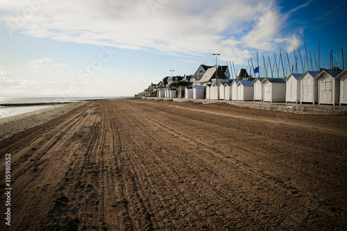 Fotografía plage de Langrune-sur-Mer avec cabines de bain dans le Calvados en Normandie en