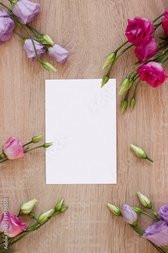 Fototapeta Naklejka Na Ścianę i Meble -  bouquet of roses and a blank card