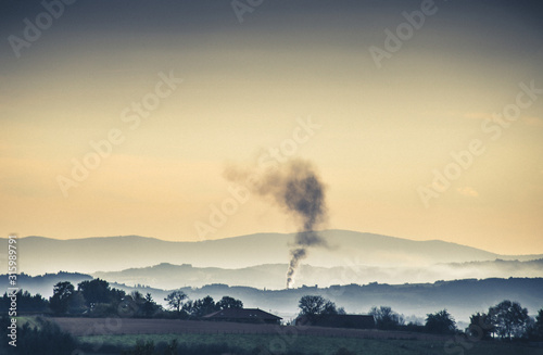 paysage de campagne avec fumée au loin