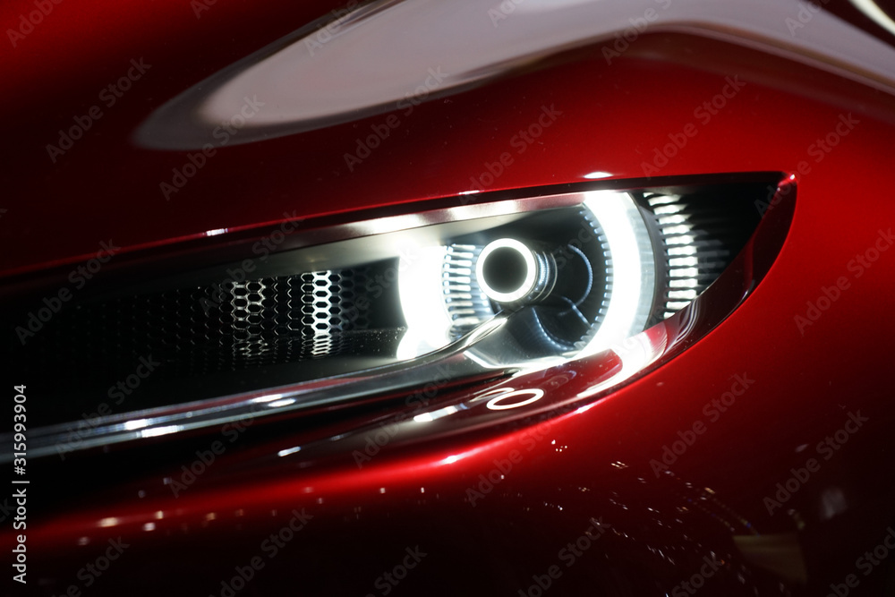 かっこいい自動車のヘッドライトのイメージ Photos Adobe Stock