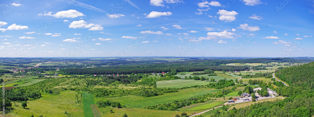 Panorama z wieży zamku w Chęcinach na pola drogi i Kielce