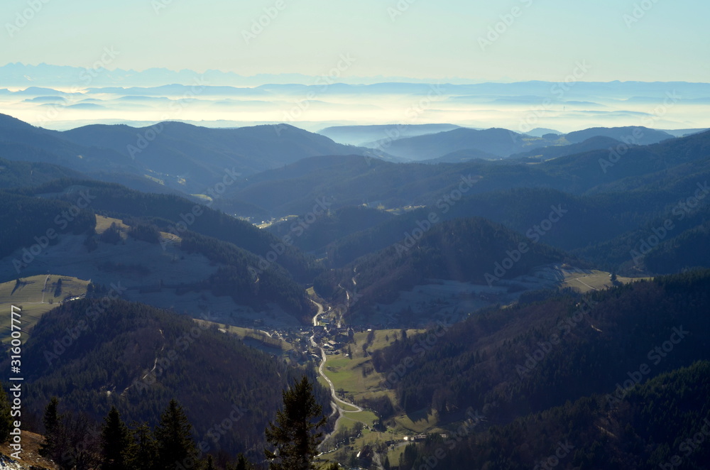 Blick vom Belchen im Schwarzwald ins Tal