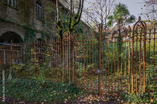 Foto Old rusty railing of an abandoned madhouse