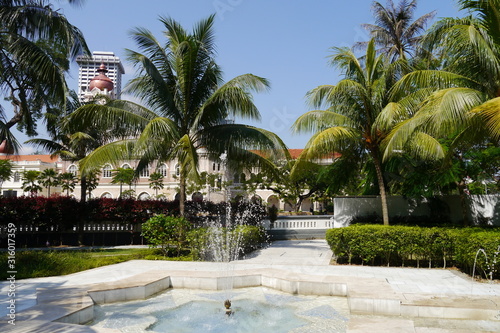 Park mit Springbrunnen, Hecken und Palmen Jamek Moschee Kuala Lumpur