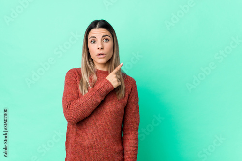 Young caucasian woman isolated pointing to the side