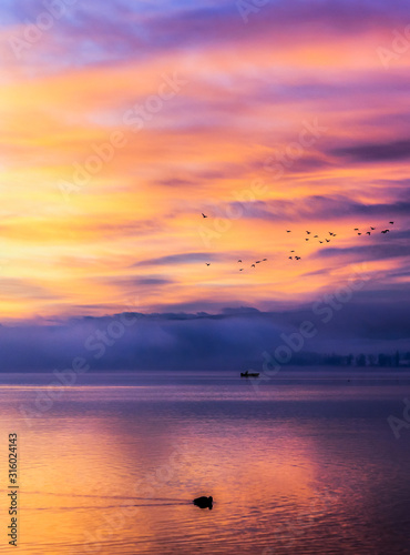 Sonnenuntergang mit schöner Wolkenstimmung am Bodensee	