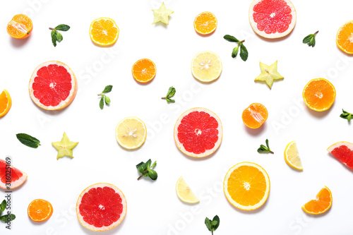 Fototapeta Naklejka Na Ścianę i Meble -  Slices of oranges, grapefruits and tangerines on white background. Top view