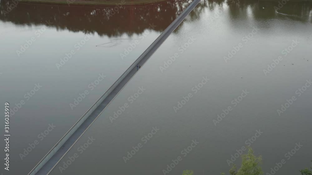 Fietsen door het water in limburg, vlaanderen luchtbeeld bij zonsondergang