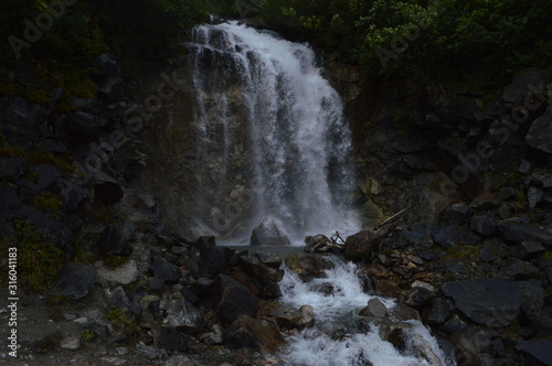 Waterfall in canada along rocks © Kylie