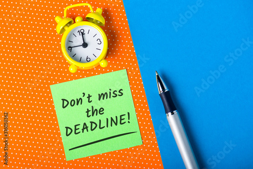 Bright note with the phrase Dont miss the deadline photo