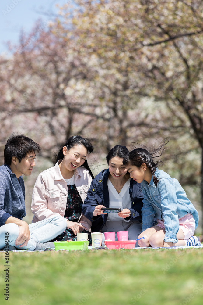 お花見をする家族