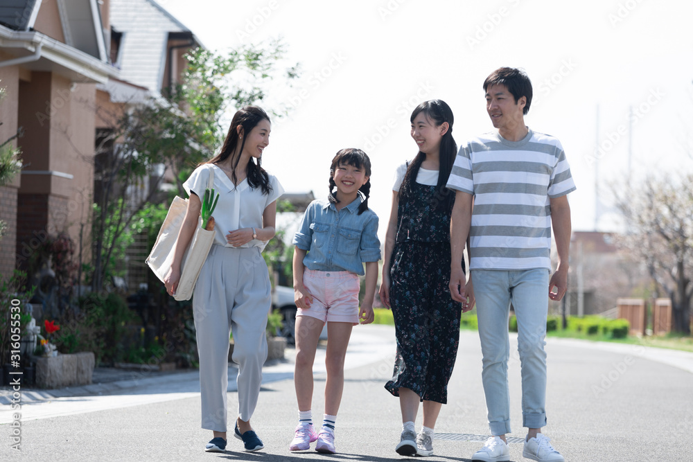 Obraz premium 買い物帰りの４人家族