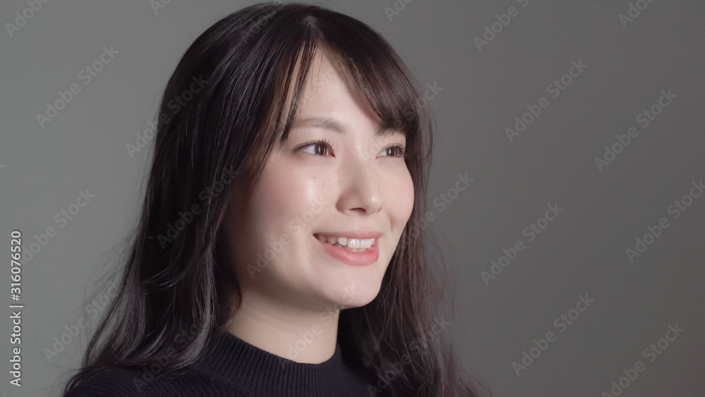 若い女性 笑顔 若い女性 笑顔