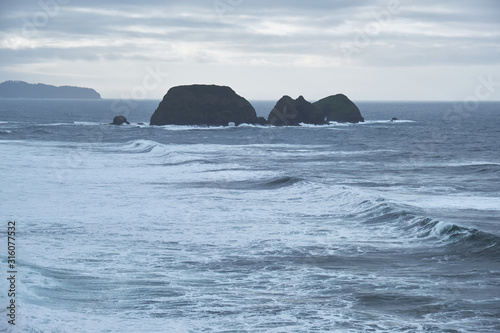 Winter waves roll past sea stacks on the Oregon coast © Benedictus