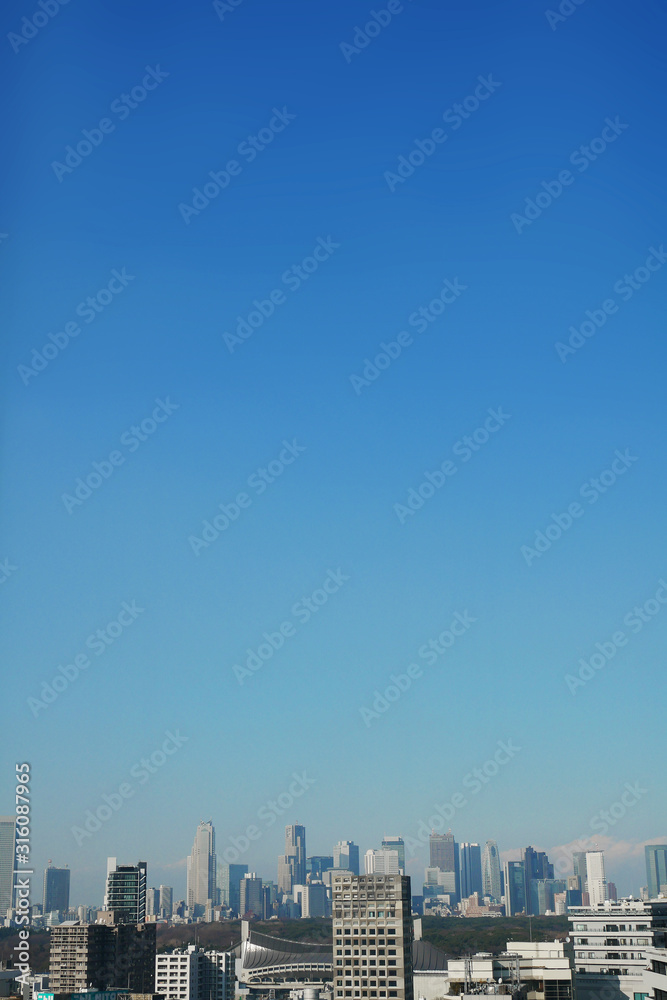 Obraz premium 都会のビル群と青空