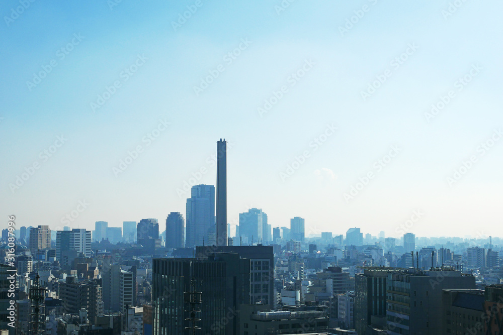 Obraz premium 都会のビル群と青空