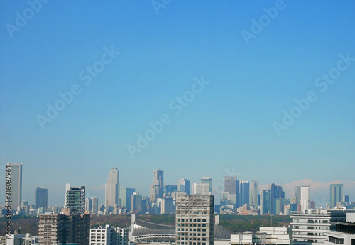 都会のビル群と青空 © YY apartment