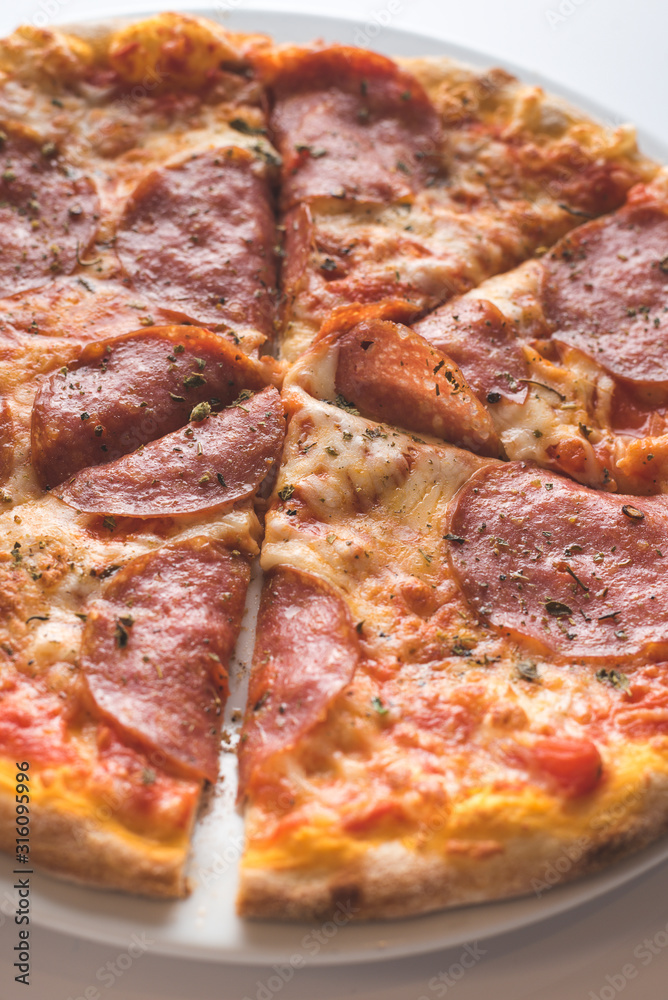 pizza a la leña de salami pizza a la leña de salami