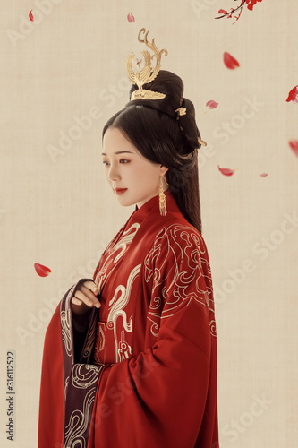 Foto Asian ancient concubine shaped woman