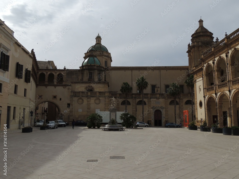 Mazara del Vallo – Republic Square with San Vito statue and palm trees at the center and closed by ancient buildings