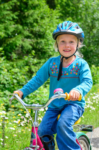 Kleines Mädchen hat Spass bei einer Radtour im Rohrmoos im bayrischen Allgäu