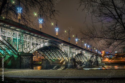 nocne oświetlenie Warszawskiego mostu Poniatowskiego © af-mar