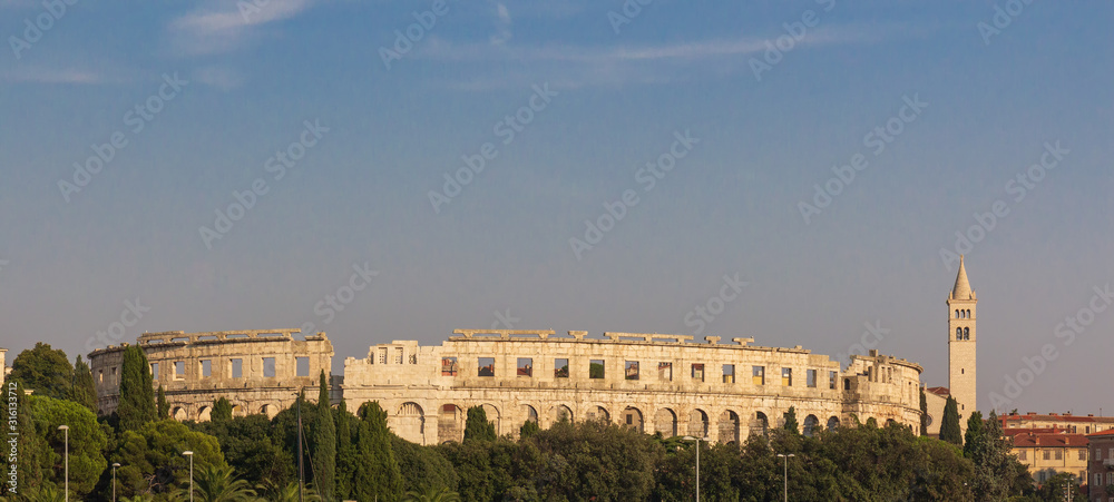 Obraz premium Ruin of roman coliseum amphiteatre in Pula, Croatia