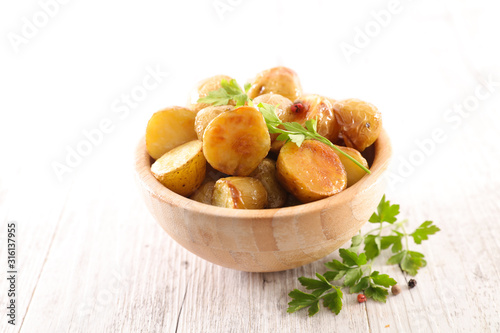 roasted potato with herb in bowl