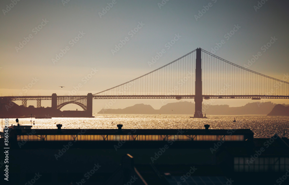 Fototapeta premium Golden Gate Bridge San Francisco sunset