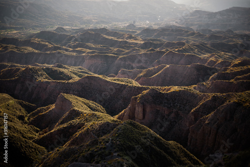 Paisaje soleado del desierto de Gorafe en Granada, España