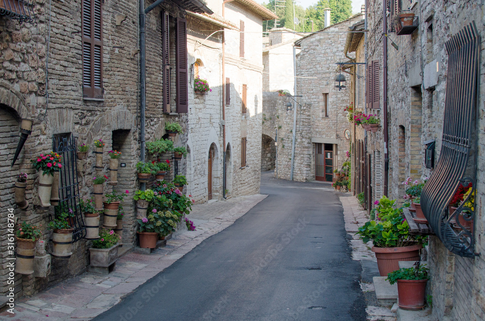 Fototapeta Średniowieczna malownicza ulica w Asyżu we Włoszech.