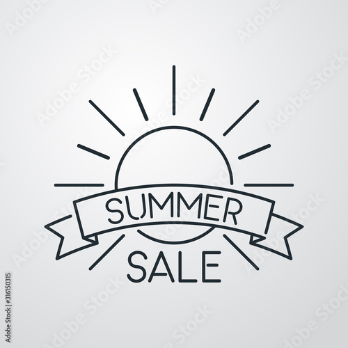 Logotipo lineal sol con texto SUMMER SALE en cinta en fondo gris