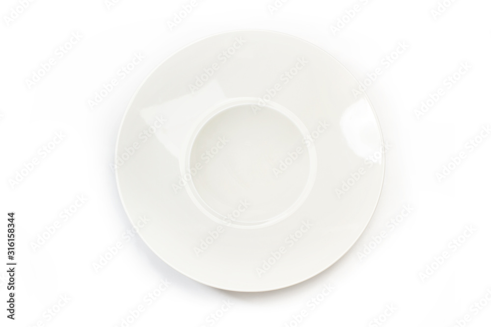 Plato blanco redondo hondo sobre fondo blanco aislado. Vista superior Plato blanco redondo hondo sobre fondo blanco aislado. Vista superior
