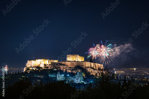 Festeggiamenti di fine anno con fuochi d'artificio sull'Acropoli di Atene, Grecia