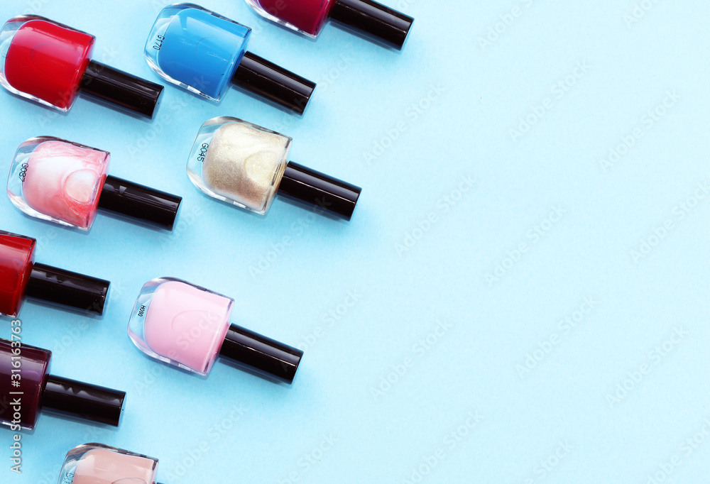 Obraz premium Nail polish on blue background.
