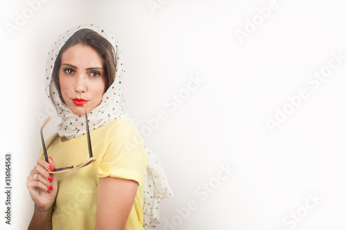 Valokuvatapetti ritratto di bella ragazza con foulard vestita con una maglietta gialla su sfondo