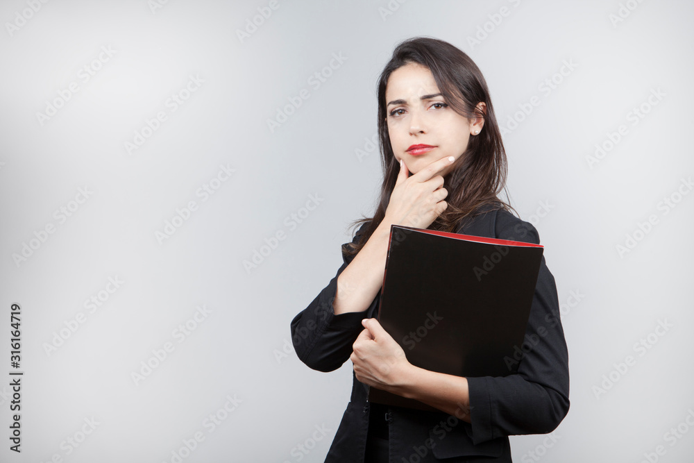 Ragazza con cartelletta in mano guarda preoccupata - sfondo bianco Ragazza con cartelletta in mano guarda preoccupata - sfondo bianco