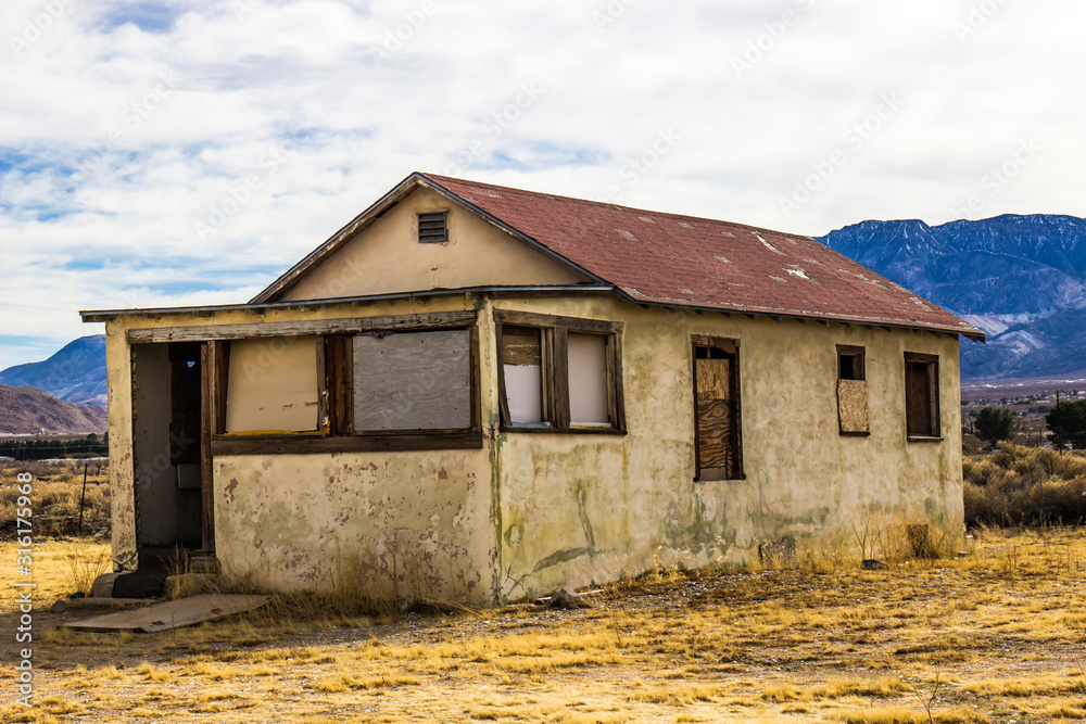 Obraz premium Old Abandoned One Level Home In Disrepair