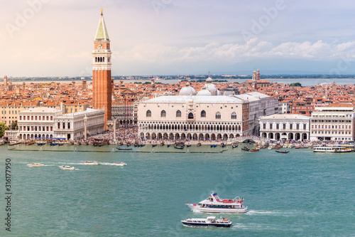 Bilde på lerret VENICE, VENETO/ITALY – JULY 16 2018: Seaview of Piazza San Marco and The Doge's